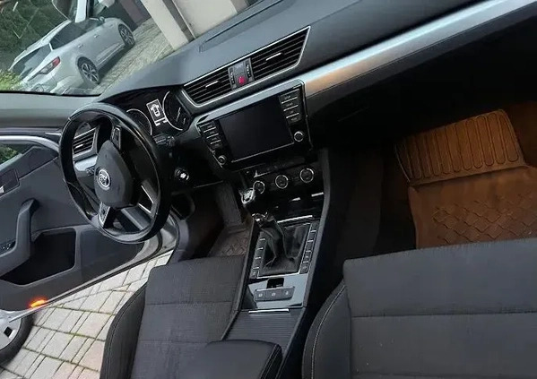 Skoda Superb cena 59000 przebieg: 236000, rok produkcji 2017 z Łęczna małe 121